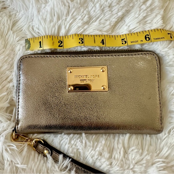Michael Kors Women's Metallic Silver Multi Function Phone Case- Wristlet NWT - Picture 8 of 11